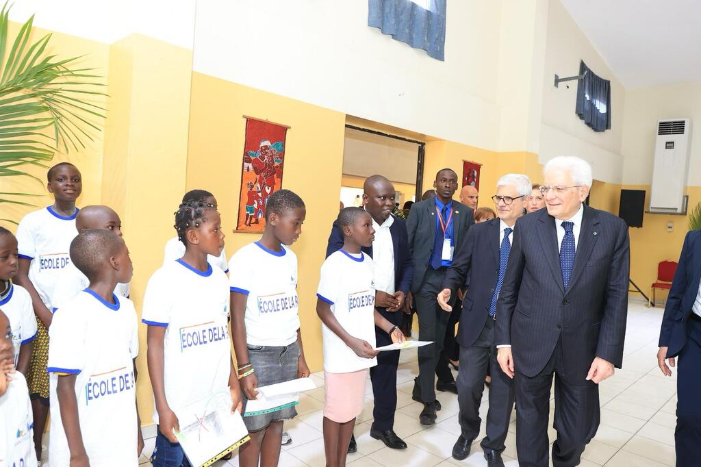 Le président Mattarella a rendu visite à la Communauté de Sant’Egidio à Abidjan : « Merci à vous qui cultivez un rêve devenu, grâce à l’espérance, une réalité »